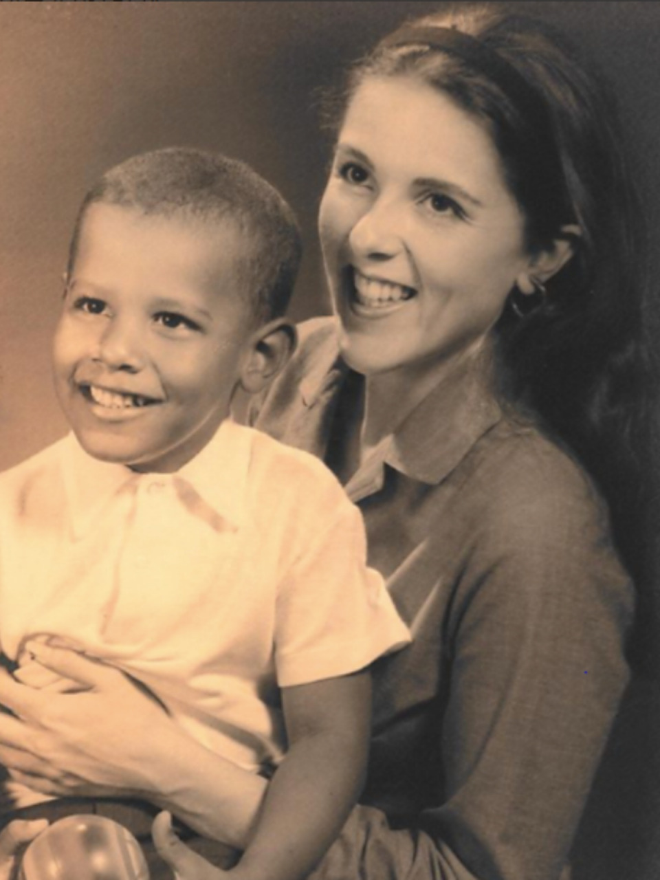 1961年,18岁安·邓纳姆,奥巴马母亲,被黑人留学生奥巴马·侯赛因骗婚