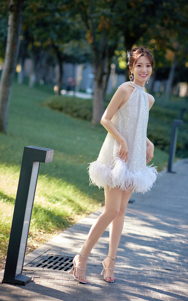 张纯烨这装扮好像晴天娃娃