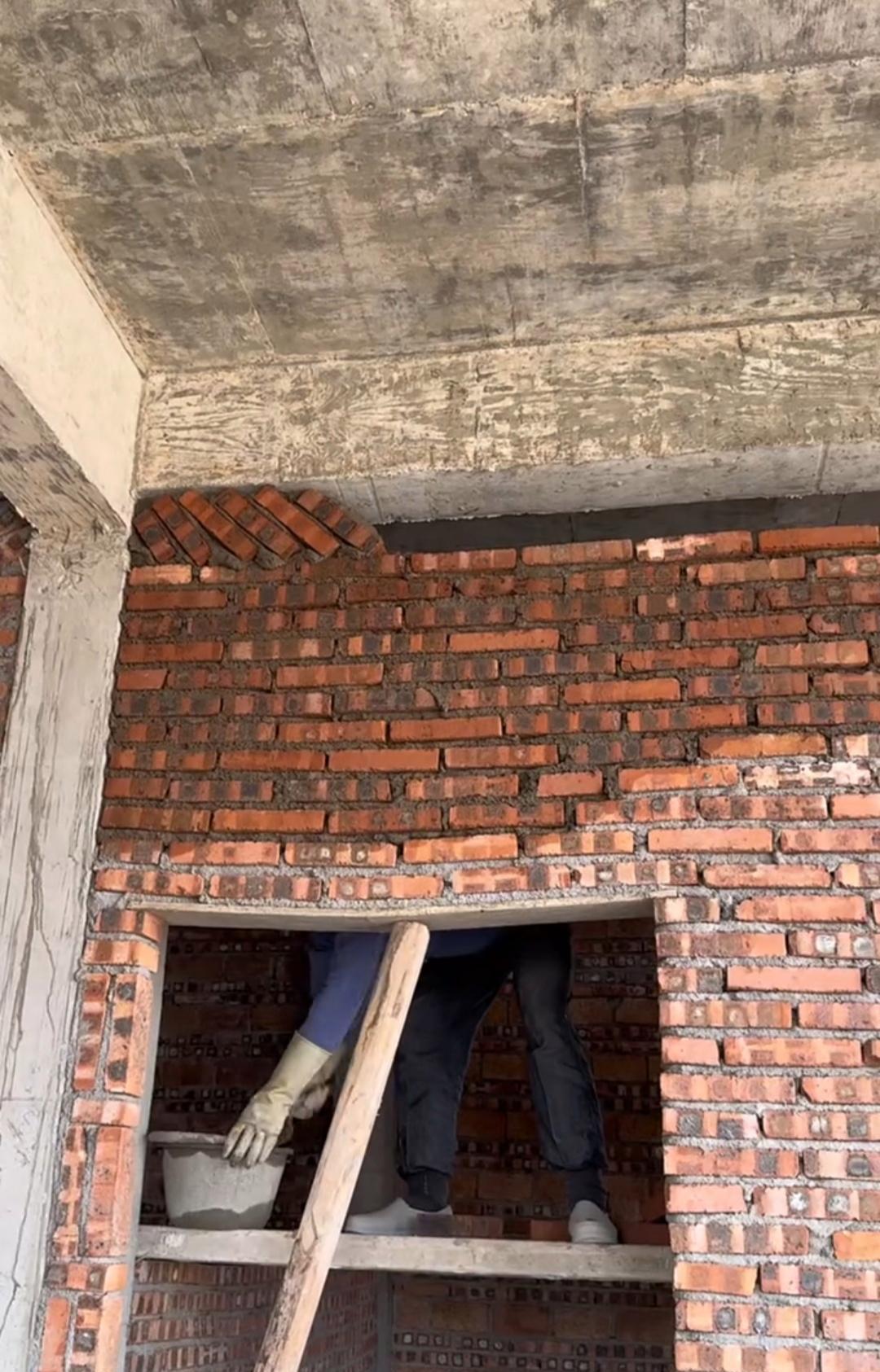 虽然它不是承重墙,上面有梁支撑,但门口这个位置真的没问题吗?