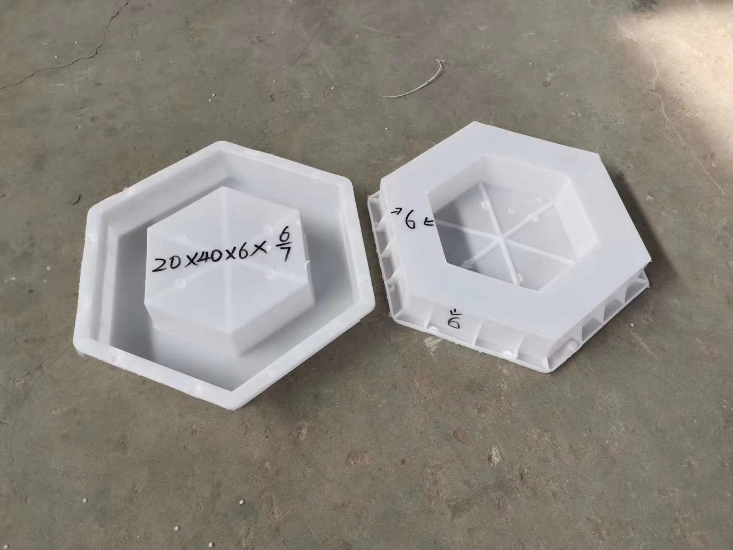 六角护坡模具作为护坡工程中的重要组成部分,得到了广泛应用.