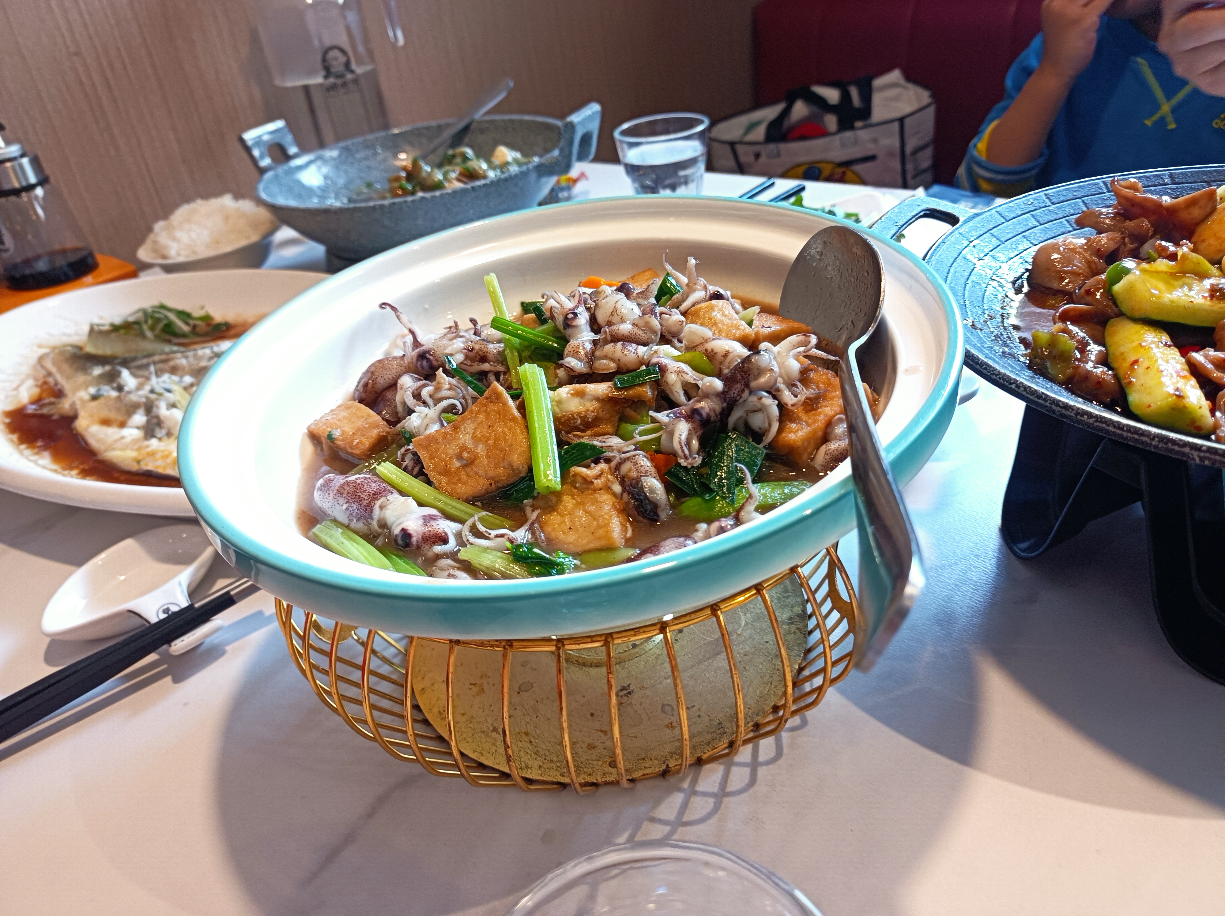 周末和家人出门逛街,到饭点时上网团购了一份4人餐,看了一下菜单,四