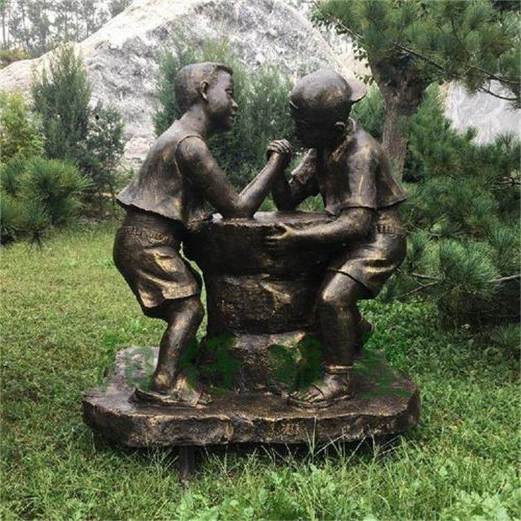 玻璃钢小孩掰手腕雕塑,校园童趣主题雕塑