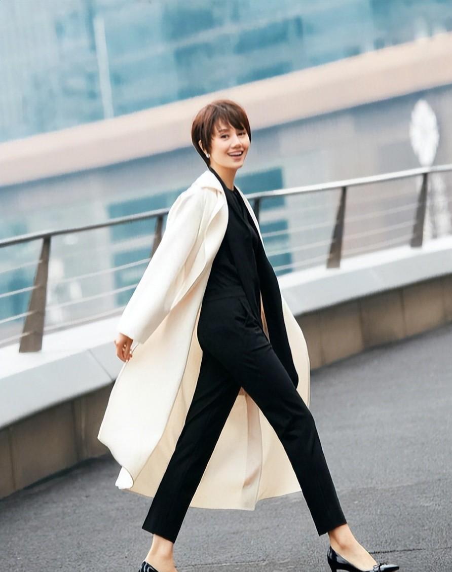 46岁袁泉素颜出镜接受央视采访,网友:听袁泉一席话,少吵十年架