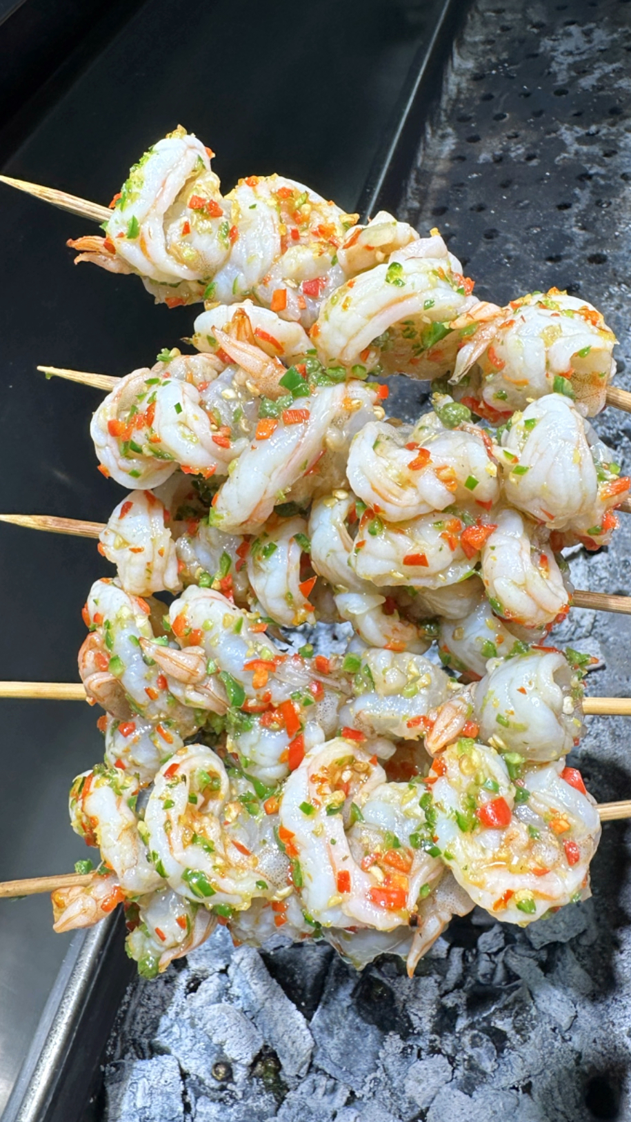 烧烤店的特色菜品藤椒虾球