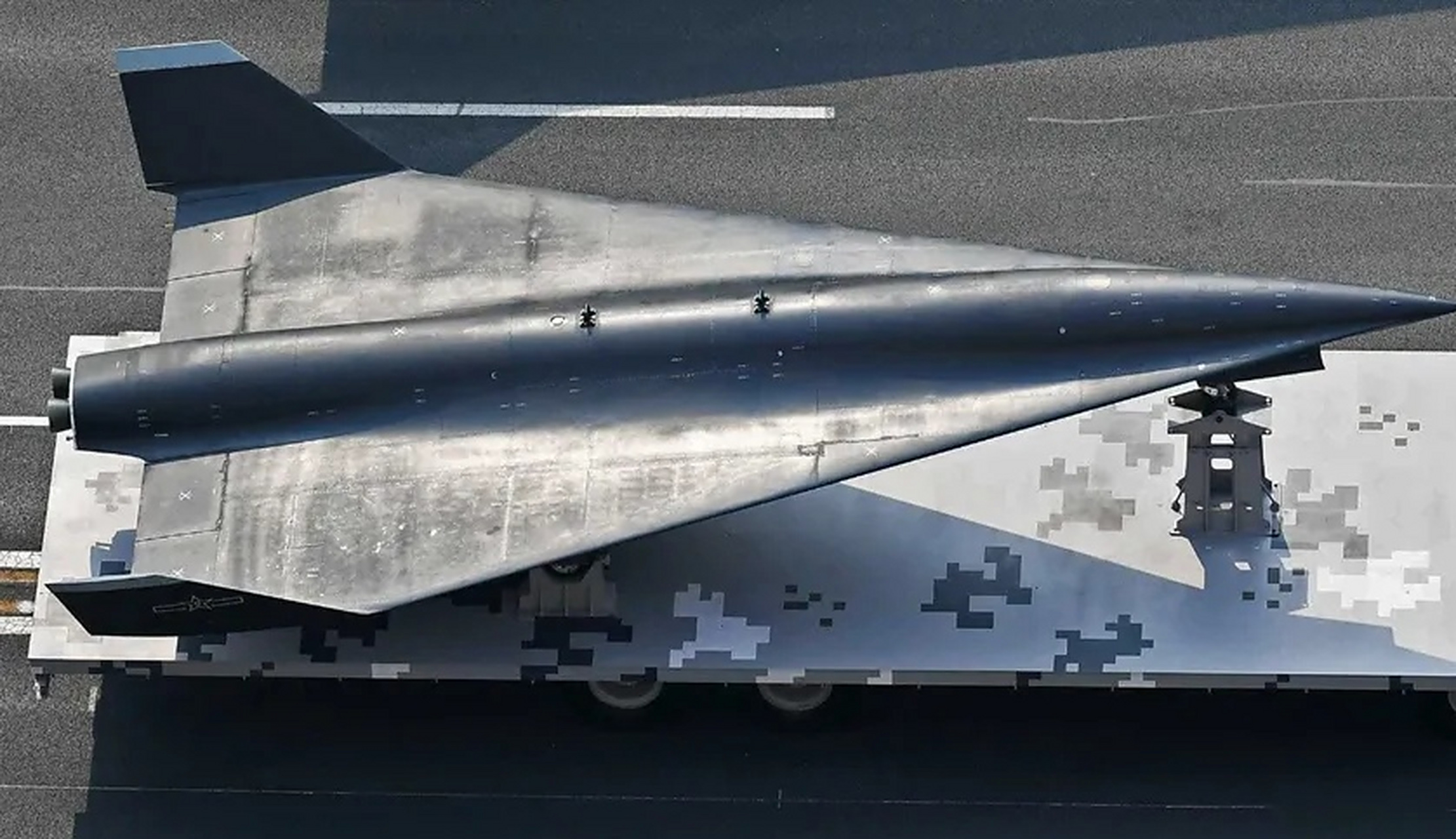 【下图】左边是中国的wz-8高空高速隐形无人侦察机,右边是美国的d-21