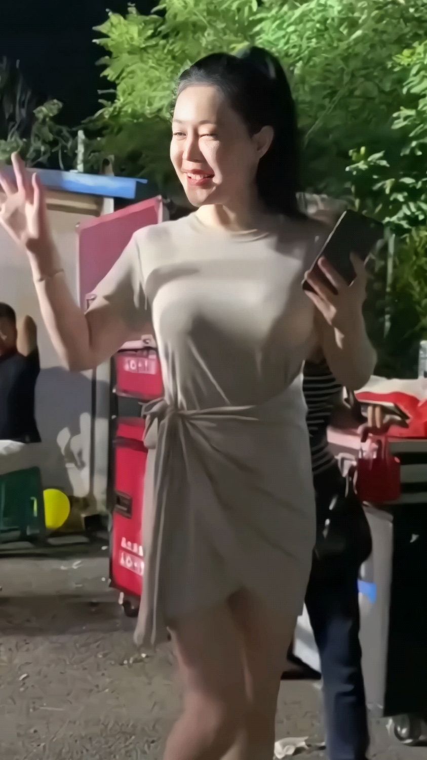 偶遇东北第一美女关婷娜,她穿着朴素,很是低调,只带了一个助理