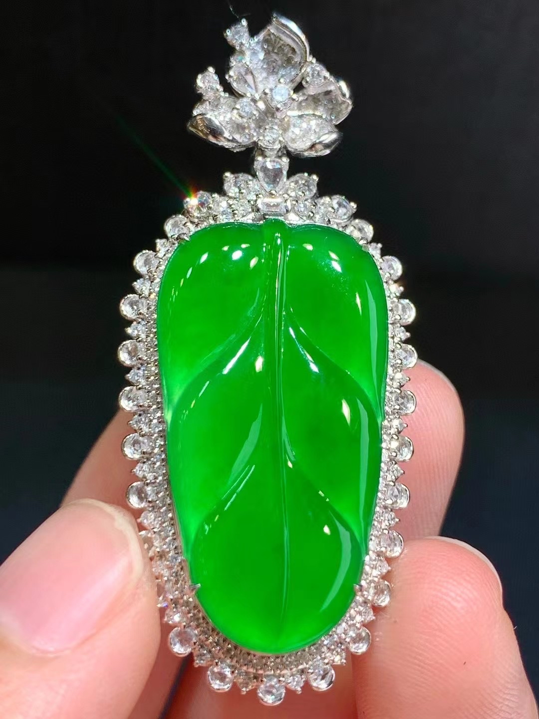 冰辣绿翡翠大叶子,色泽浓郁艳丽!#翡翠# #文玩