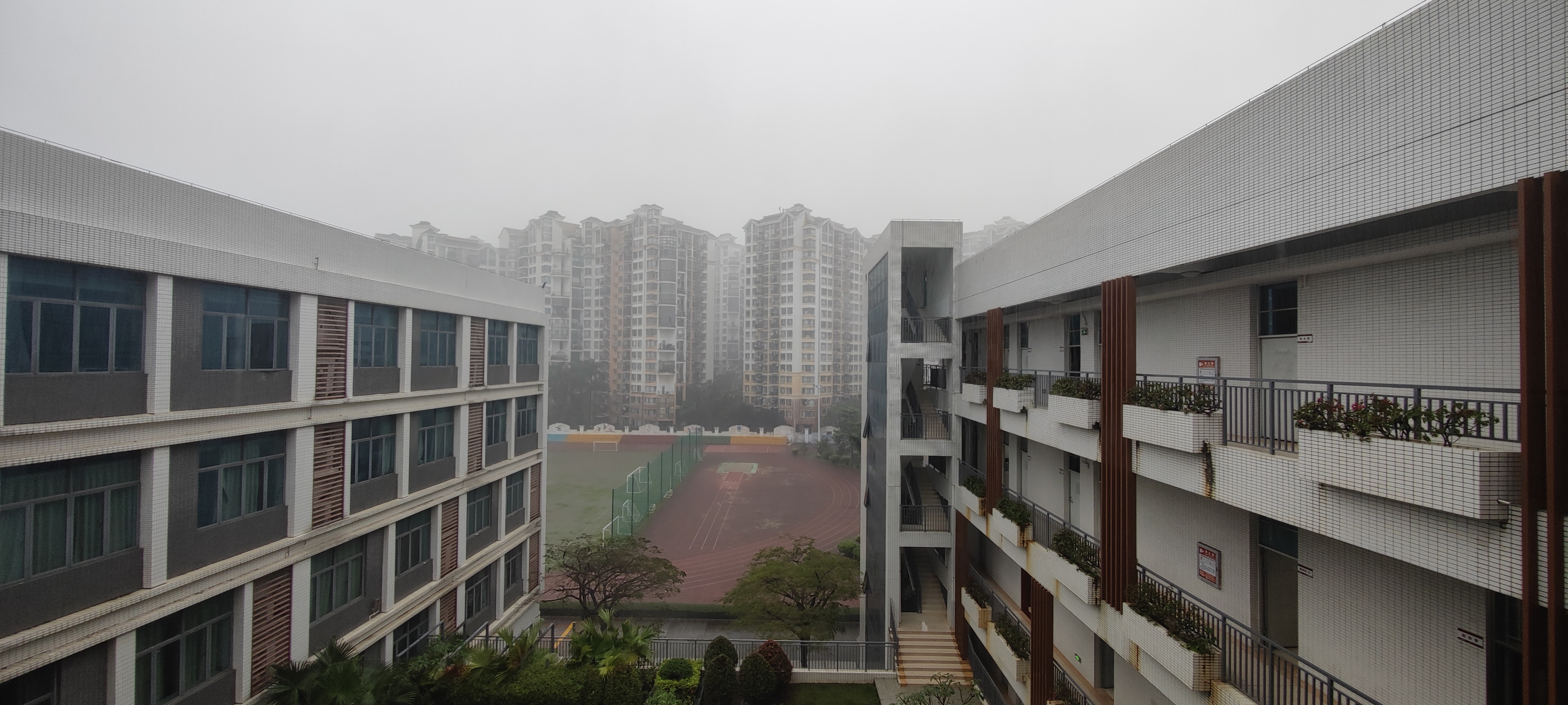 从昨天到现在,深圳间歇性暴雨下个不停