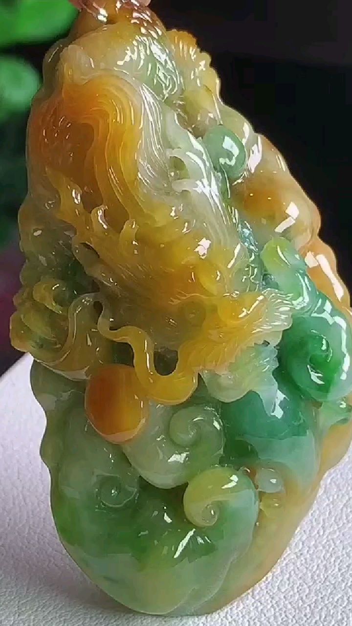 天然翡翠:精品黄加绿神龙护主,完美特色