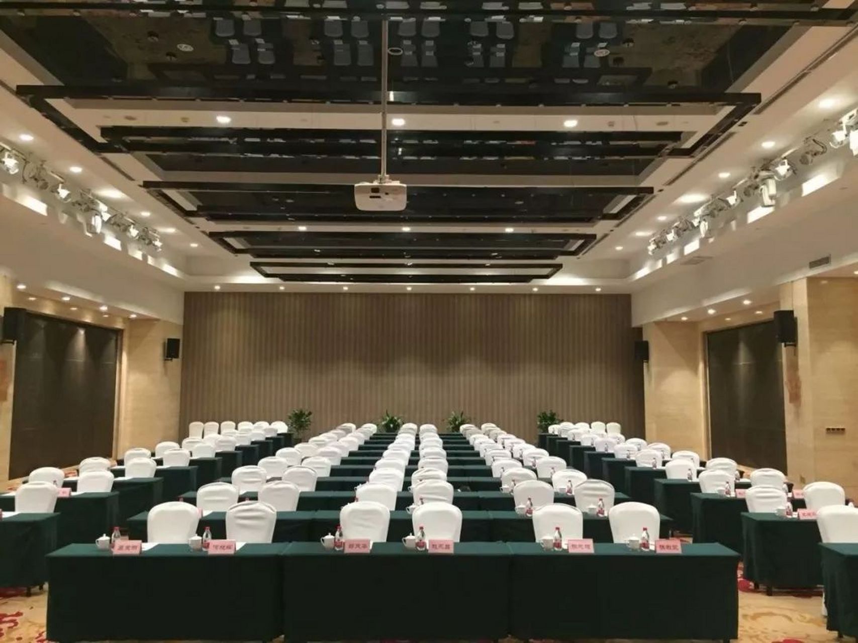 如果你正在寻找一家地理位置优越,交通便利的豪华酒店,安阳迎宾馆绝对