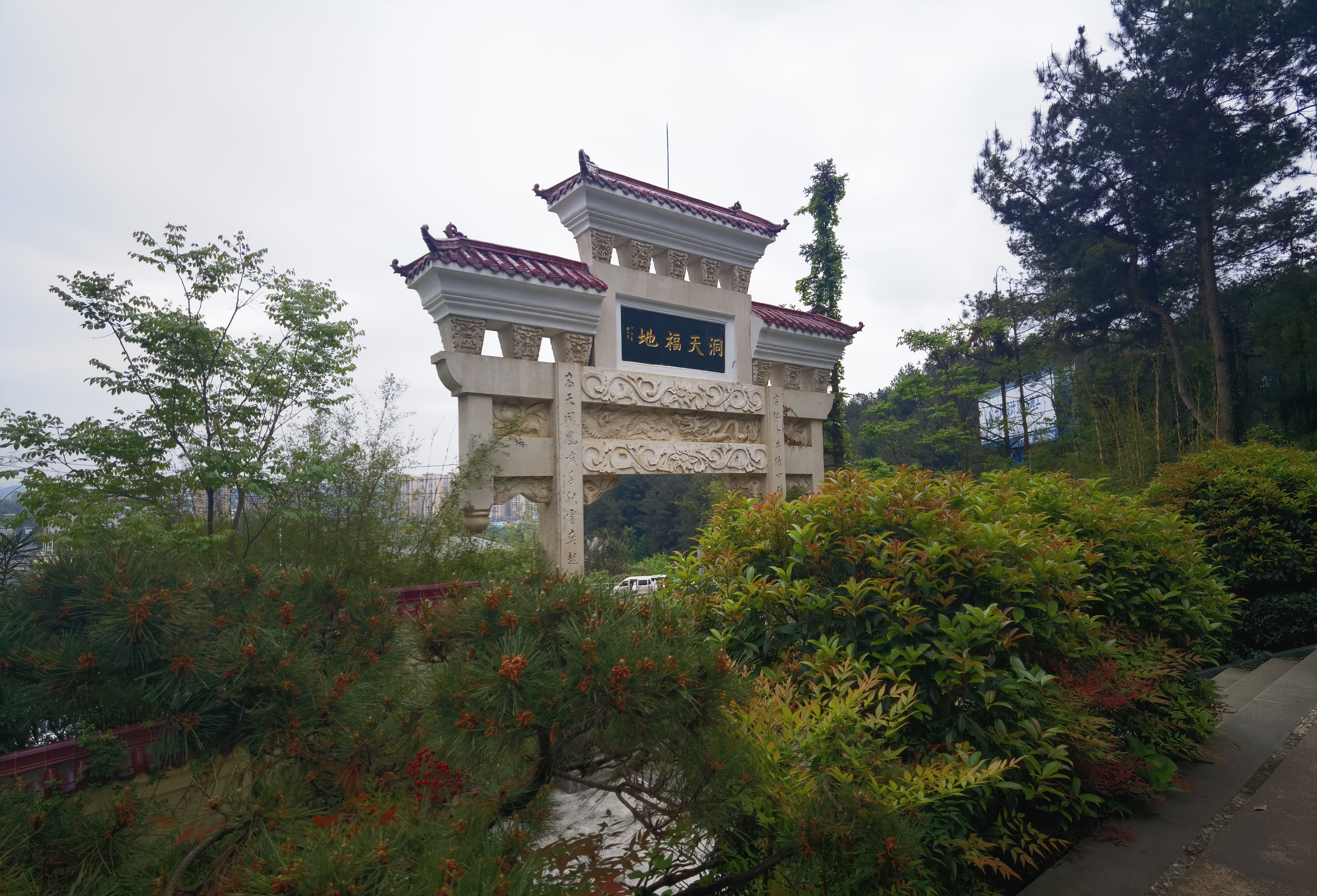 贵阳凤凰山公墓园区环境实拍