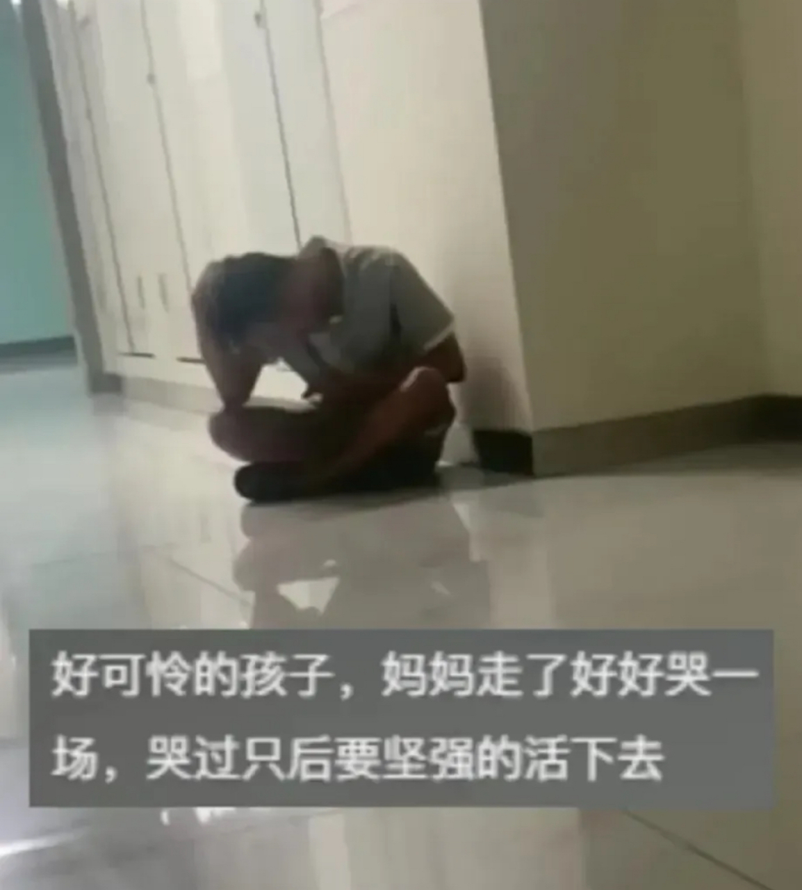 一位单亲妈妈深夜在医院去世,独生儿子坐在走廊翻看妈妈嘱托的视频哭