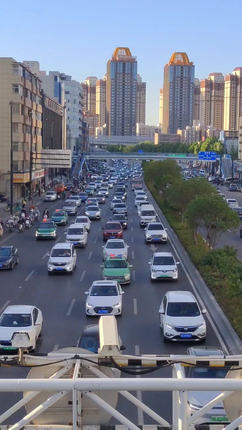 真实街拍郑州京广路周二下午车流现状!不知道大伙能不能看见!