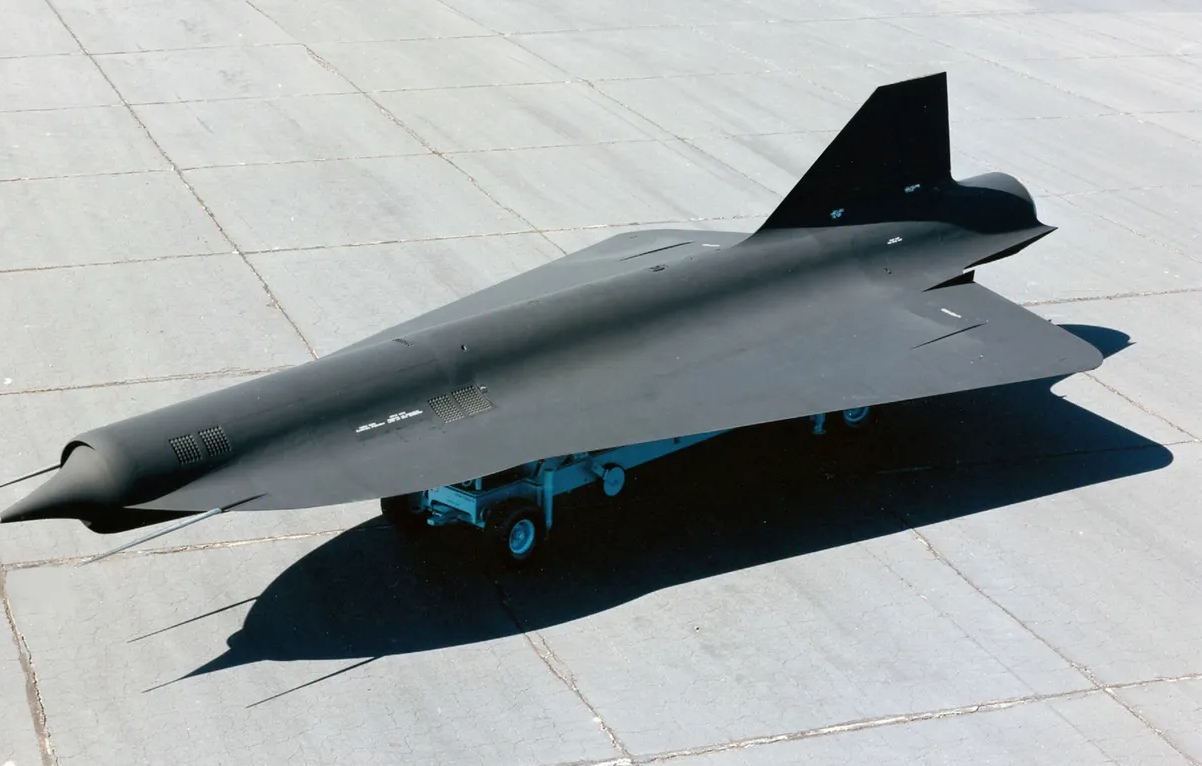 【下图】左边是中国的wz-8高空高速隐形无人侦察机,右边是美国的d-21