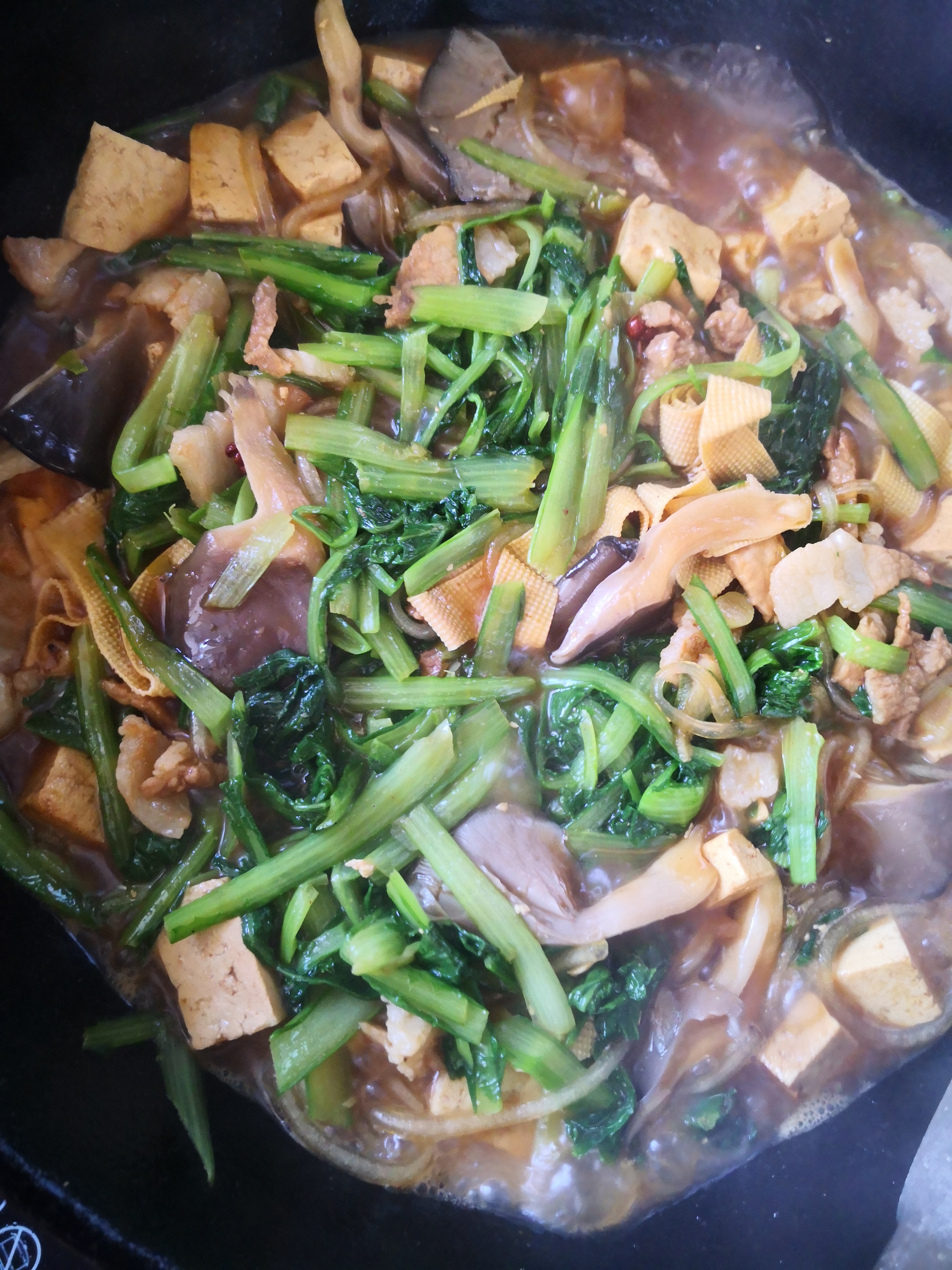 总怕浪费了中午我想着做点简单的饭我就焖了米饭炖了蘑菇白菜豆腐