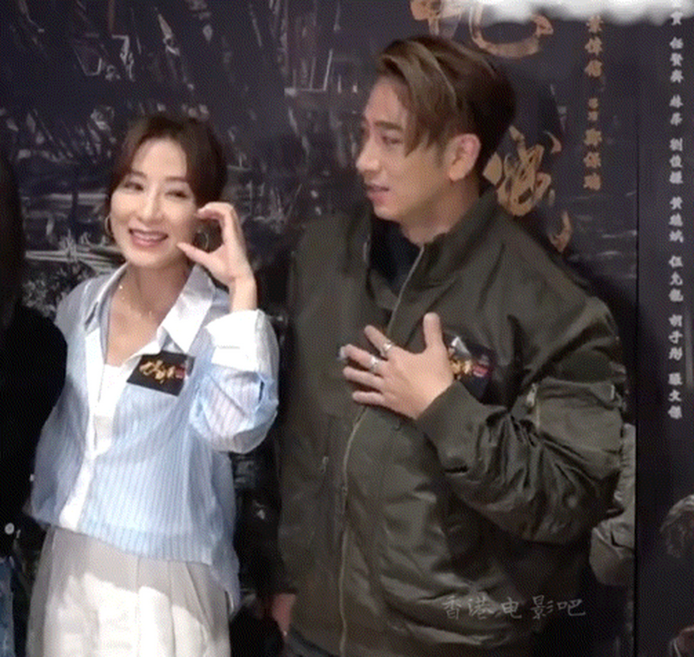 吴卓羲这个憨可爱,和杨怡一起比心,一种被迫营业的感觉,但最后还是