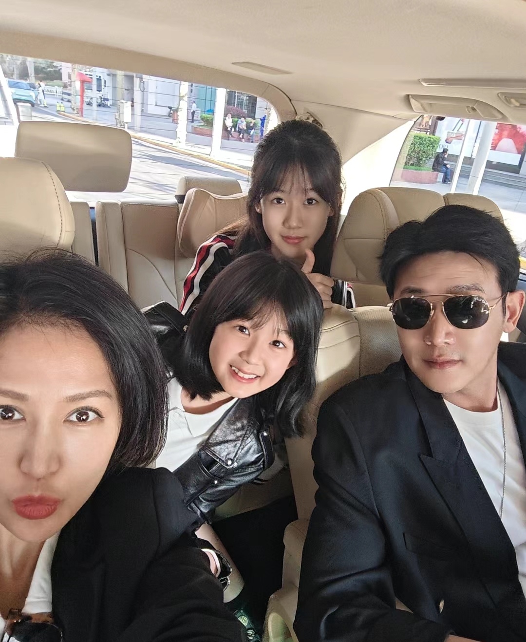 陆毅晒全家照,都是高颜值,闺女继承了父母的优点,尤其是老婆的