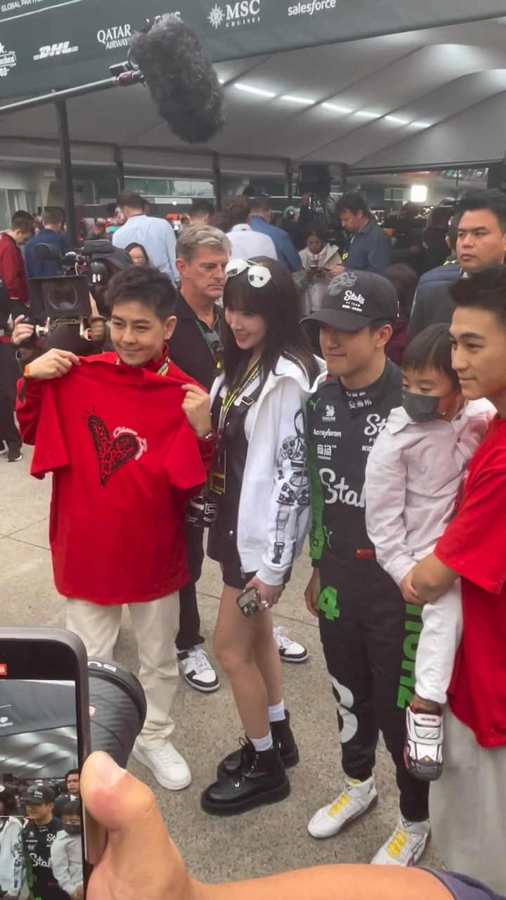 林志颖周冠宇何猷君f1中国大奖赛合影留念