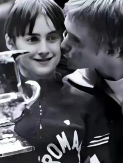 1976年,18岁的美国运动员康纳尔,偷偷地吻了14岁的科马内奇