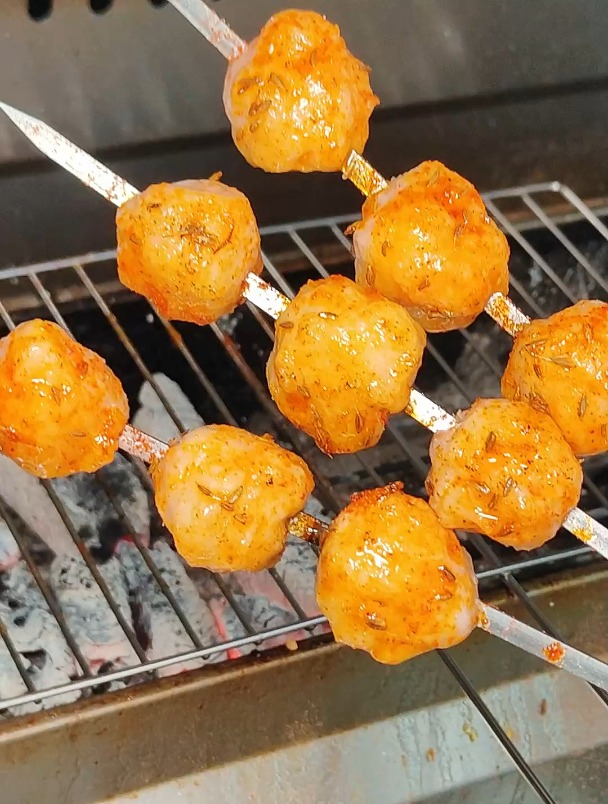 烧烤教程:烧烤店爆款菜品,烤虾滑的制作方法,点赞领学习资料