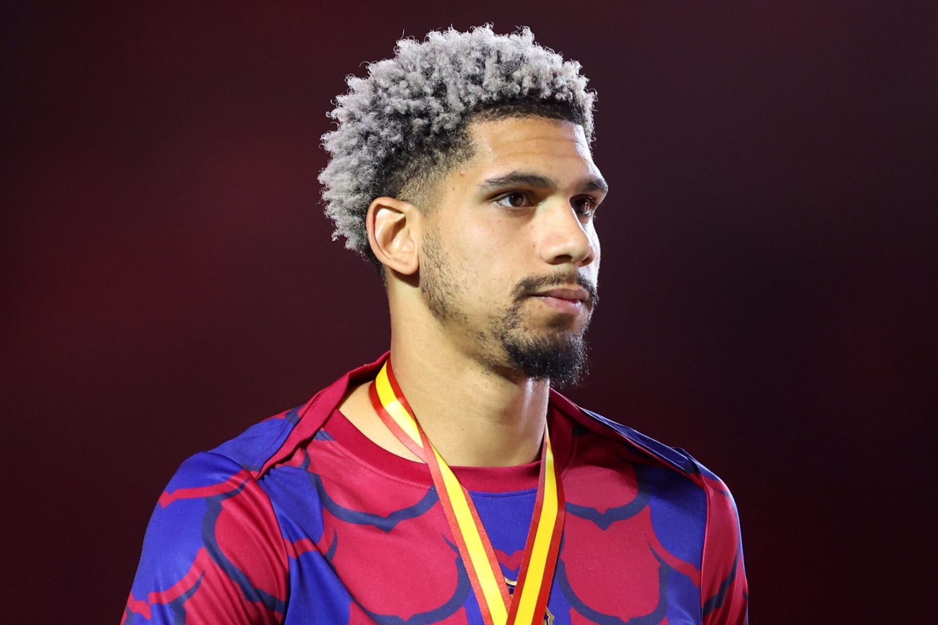 巴萨无意出售阿劳霍即使他本赛季表现不佳的简单介绍