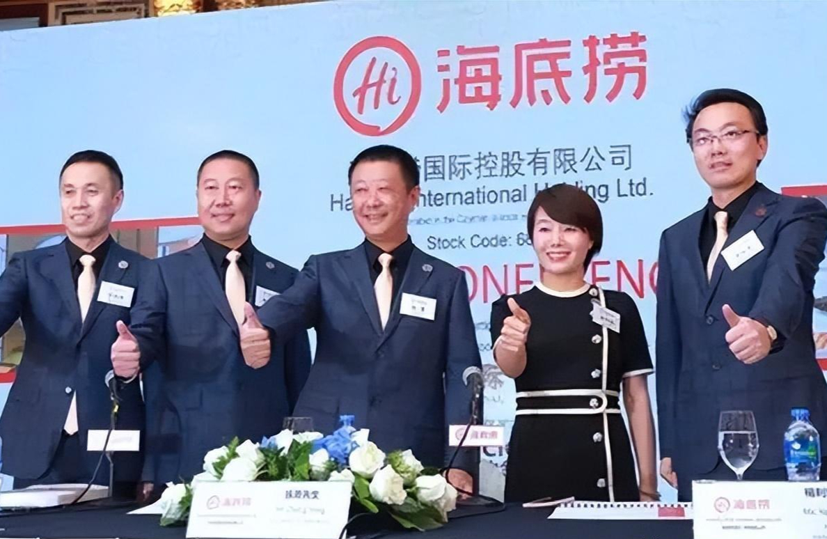 "当杨利娟怀着忐忑的心情进入海底捞的时候,张勇一眼就认出她.