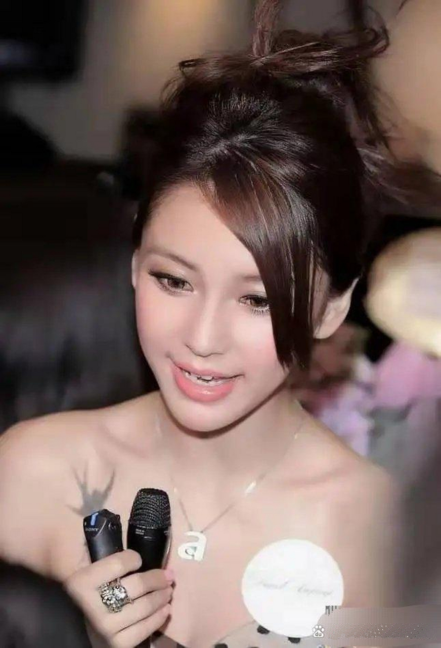 当年angelababy嫩模出道时照片曝光,有没有整容一目了然!