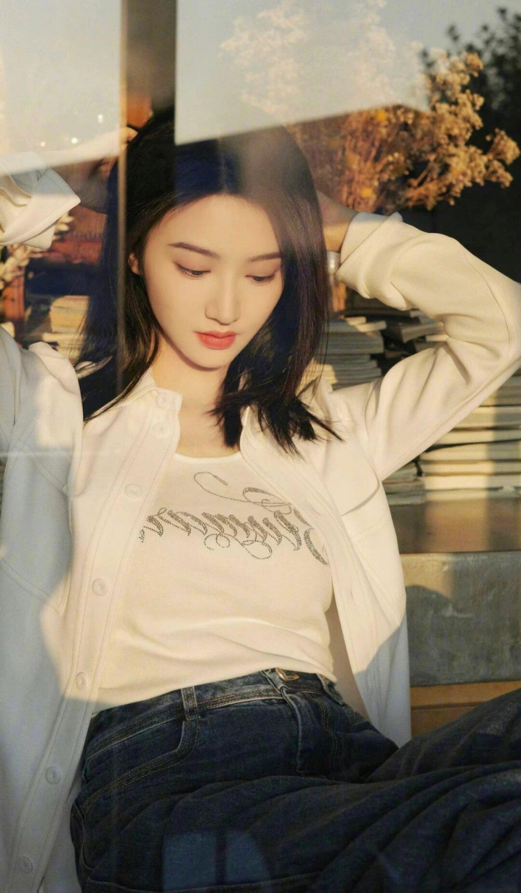 景甜穿着白色的上衣和牛仔裤