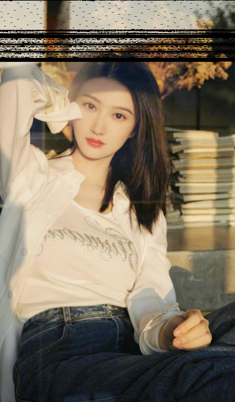 景甜穿着白色的上衣和牛仔裤