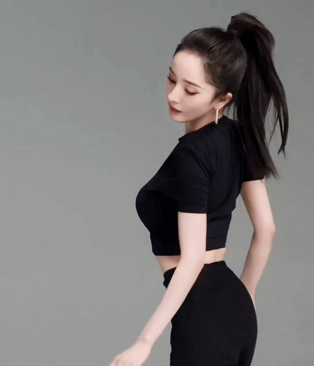 杨幂晒出维密大片,完美身材引爆网络粉丝