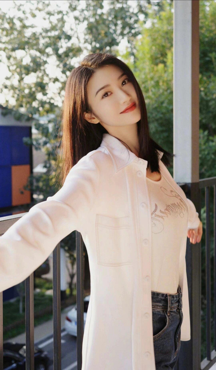 景甜穿着白色的上衣和牛仔裤