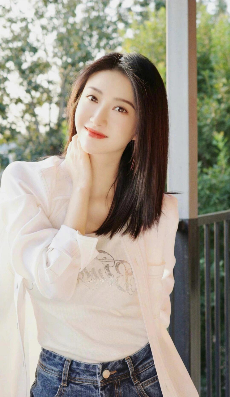 景甜穿着白色的上衣和牛仔裤
