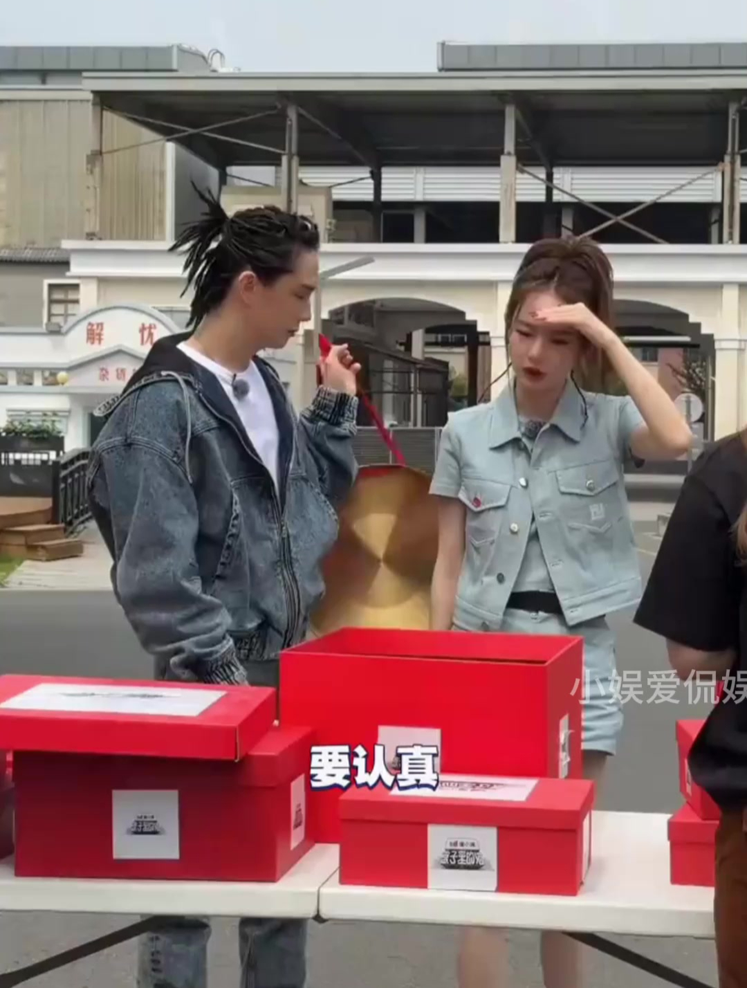 烈日下采访,李承铉用锣给戚薇当太阳,这也太甜了吧