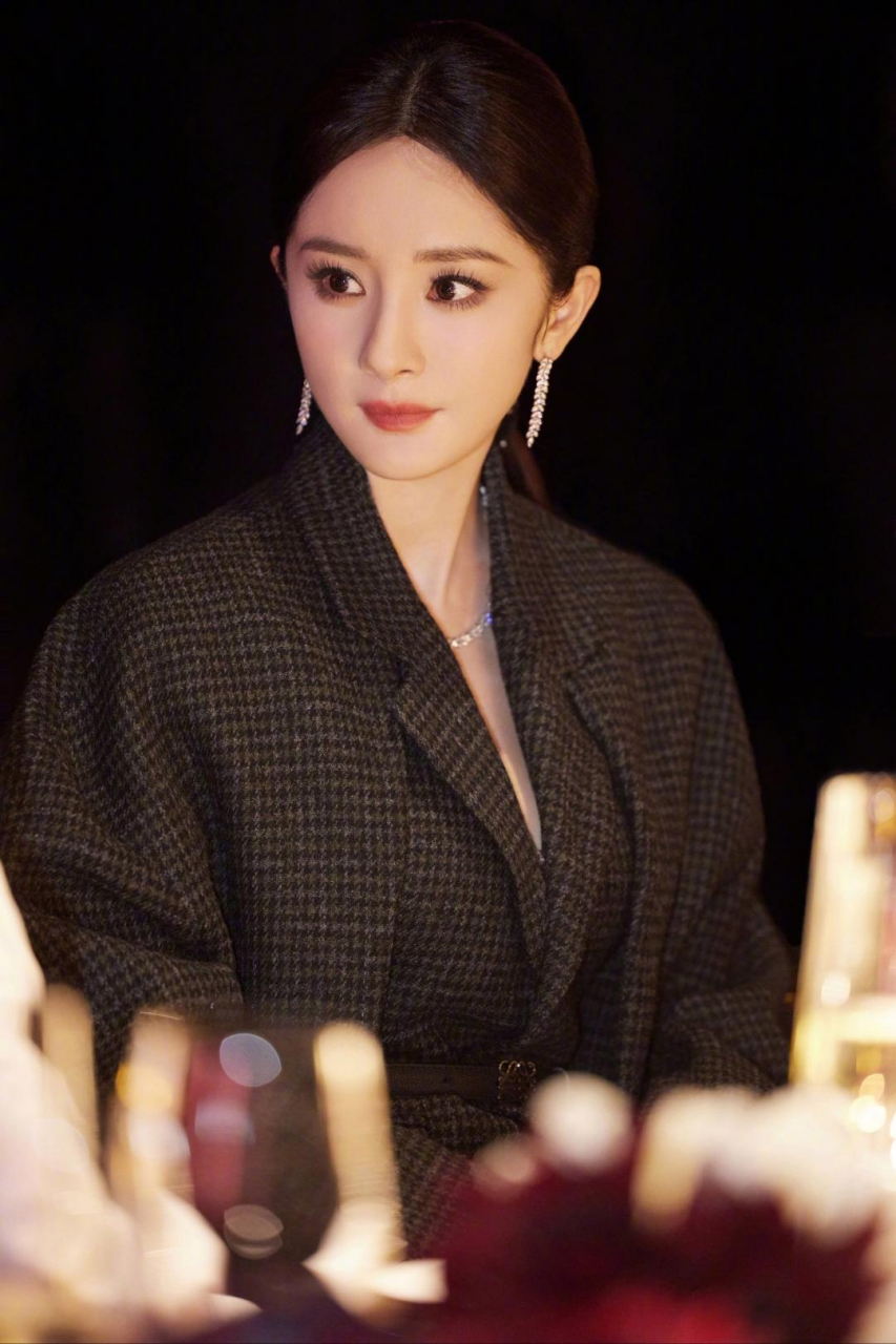杨幂披肩长发更显柔美.