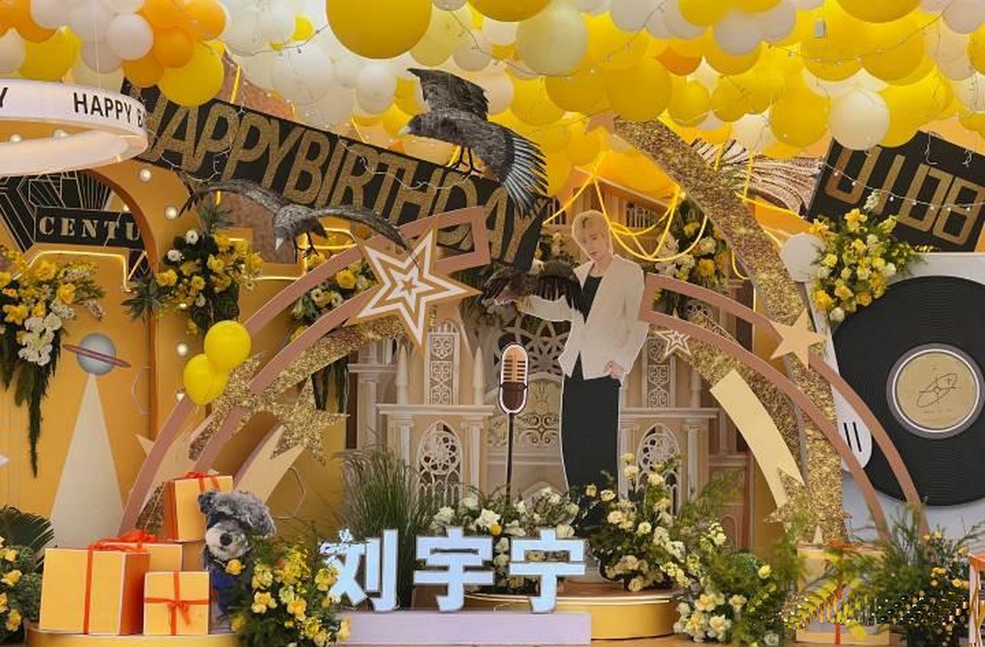 刘宇宁,排面真牛啊!横店生日大型表演!