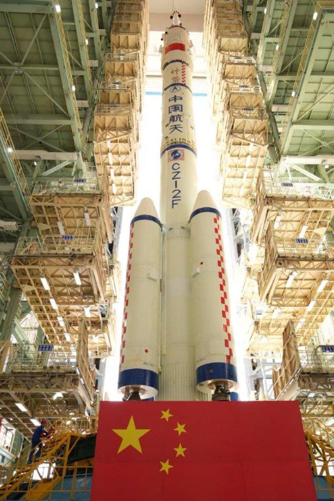 回顾:神舟十八号发射就位!3名航天员确定,神十九飞船也好了