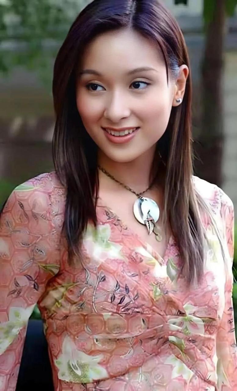 杨恭如 168cm身高她的故事在香港广为流传,她的鼻子很好看,脸型也漂亮