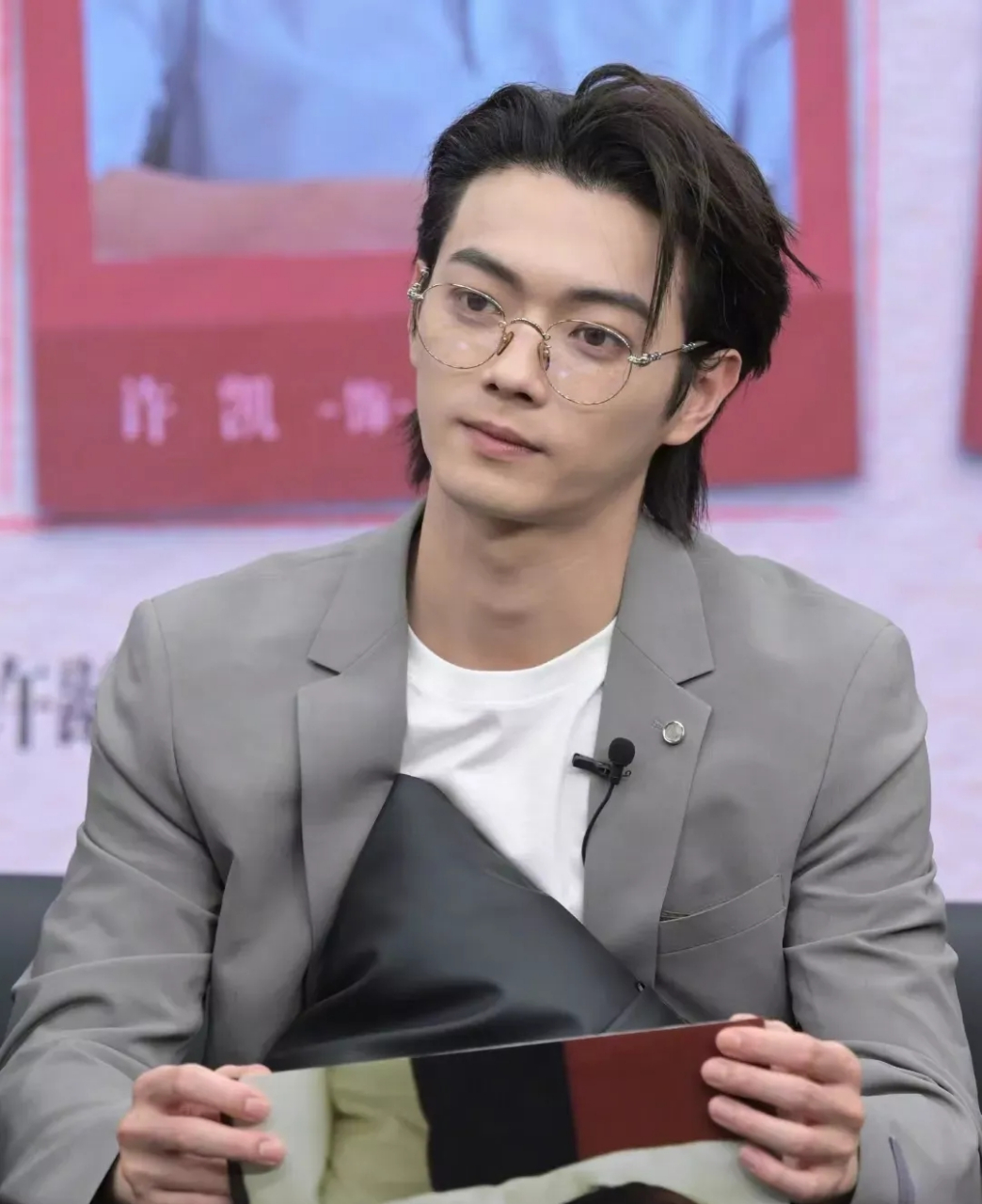 说实话,真人挺幻灭的, 杨紫的两条大法令纹就像两个括号, 许凯也是瘦