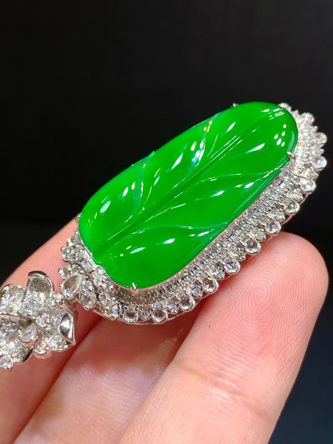 冰辣绿翡翠大叶子,色泽浓郁艳丽!#翡翠# #文玩