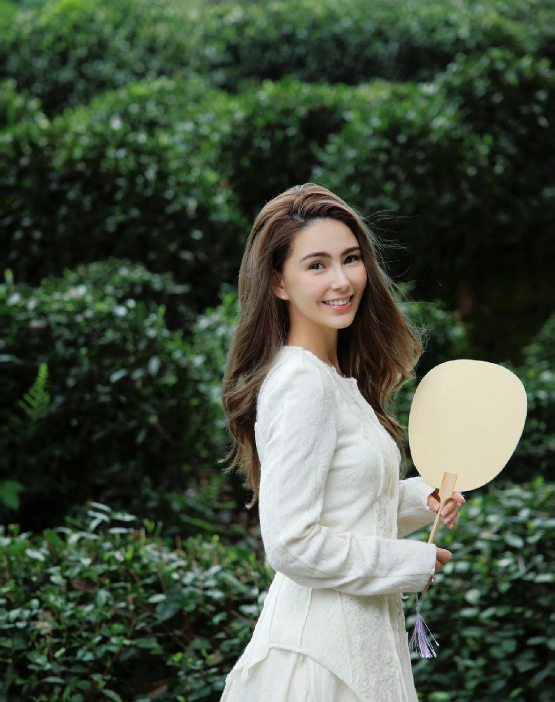昆凌美翻了像迪士尼走出来的公主五官立体好精致好美 记者问她有没