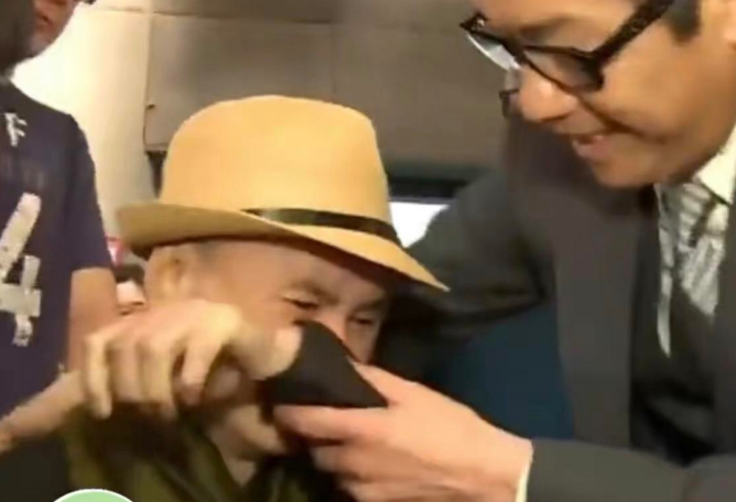 李园(罗浩楷饰)喜欢琴清,仗着自己有几分才华追着不放,在项少龙面前没