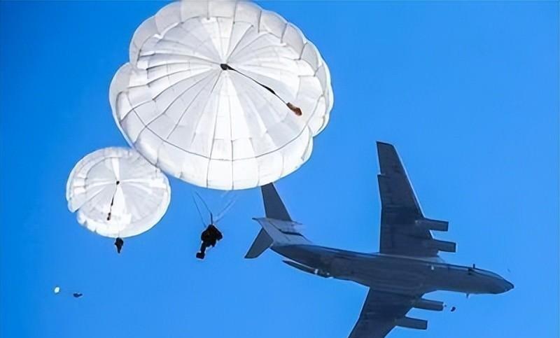 印度伞兵上演集体葬礼,降落伞竟打不开