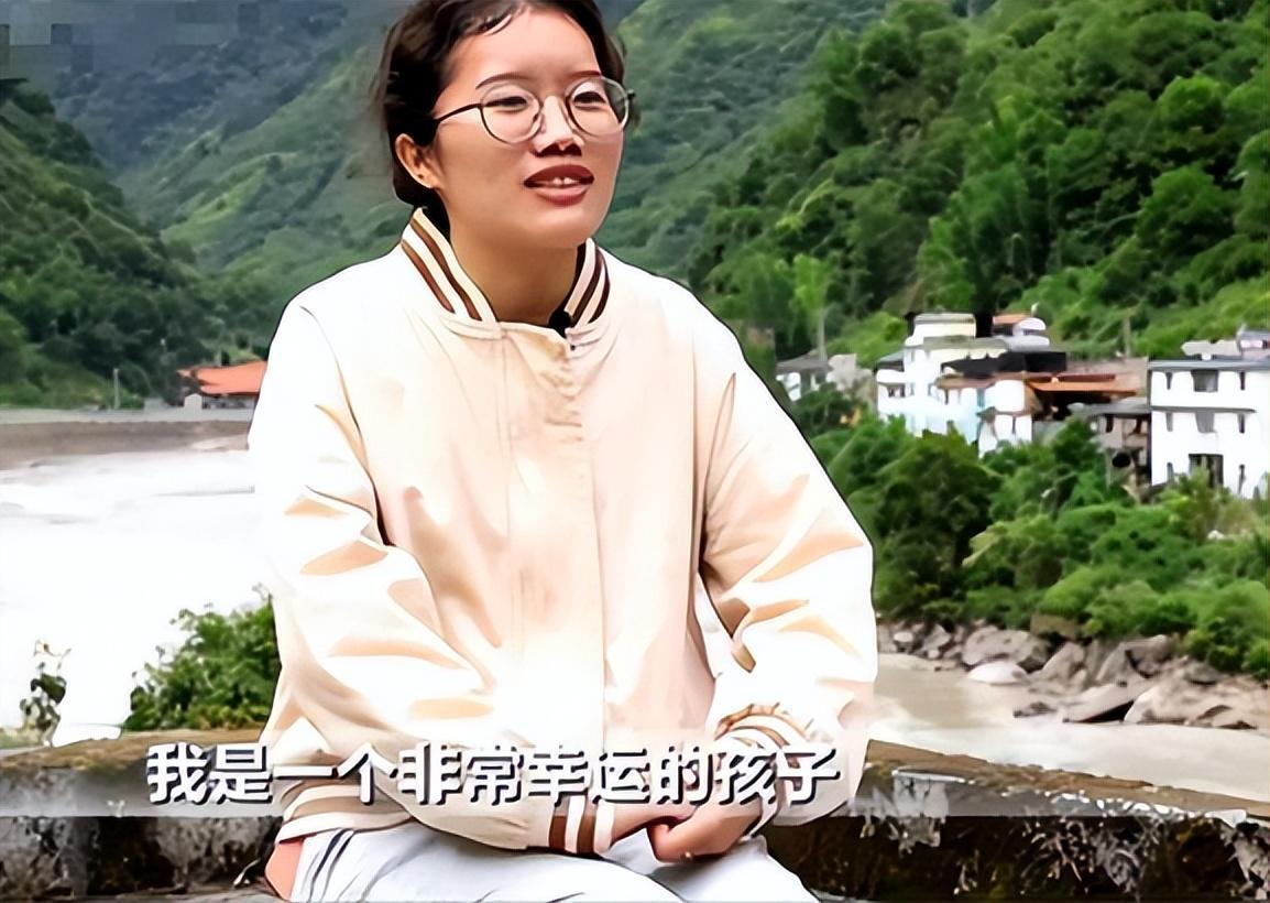 每天清晨,当第一缕阳光穿透云雾,照亮这座沉睡的山谷时,余燕恰已经背