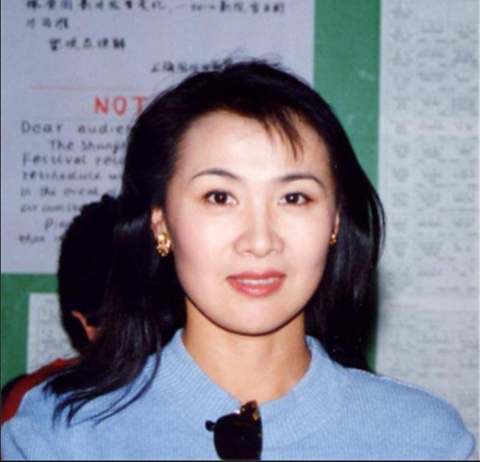 国家一级演员,毕业于上海戏剧学院,毕业后留校任教,成为上戏最年轻的