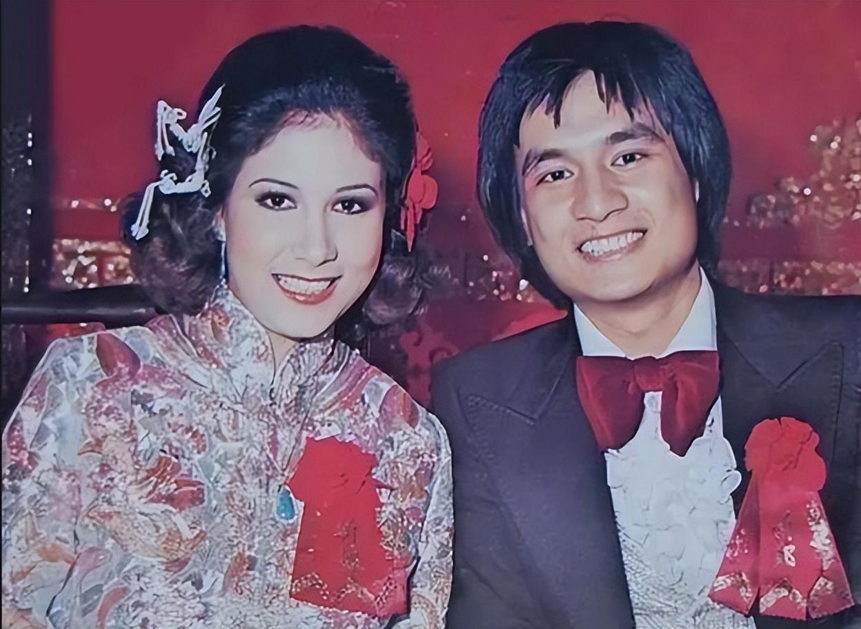 感情上,在狄龙的介绍下,傅声与甄妮相识,俩人一见钟情,相处不久就步入