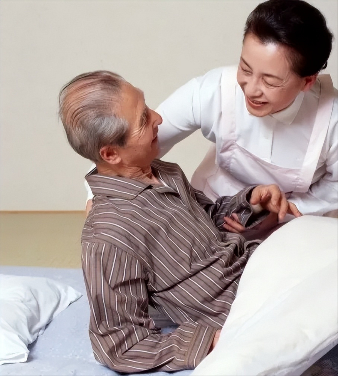 天津50岁保姆伺候70岁老头,没几天老头就神秘兮兮地对她说:"咱俩假