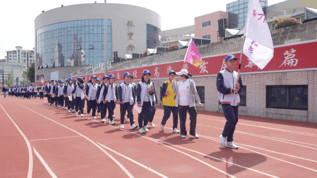 南京卫生高等职业技术学校副校长仲继先宣布本次远足活动出发,长达3.