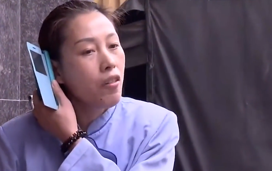 等到孩子们成家立业后,他和妻子全都住在儿子家.