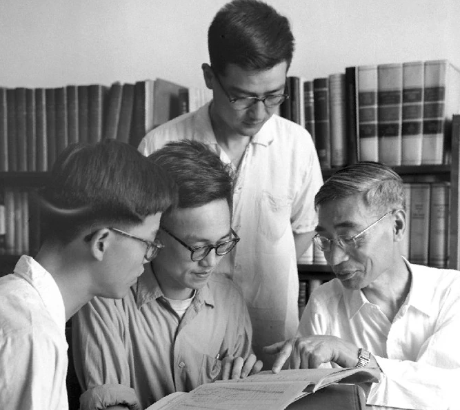 68年首都机场飞机失事,他与警卫员紧紧拥抱,周总理闻讯停下工作