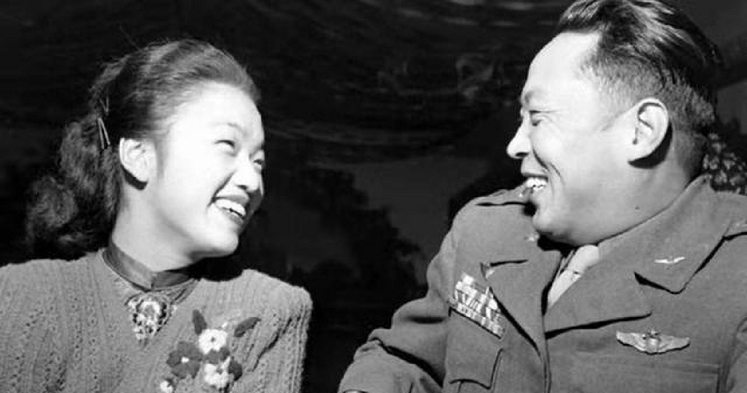 1977年,一生娶40多个老婆的抗日英雄去世,为何43年后才下葬?